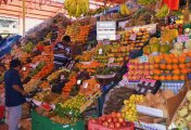 色鮮やかな果物が並ぶ市場。ペルーの首都リマで